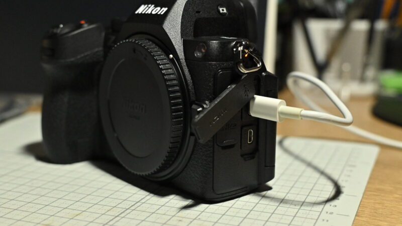 Nikon Z5Ⅱを充電中